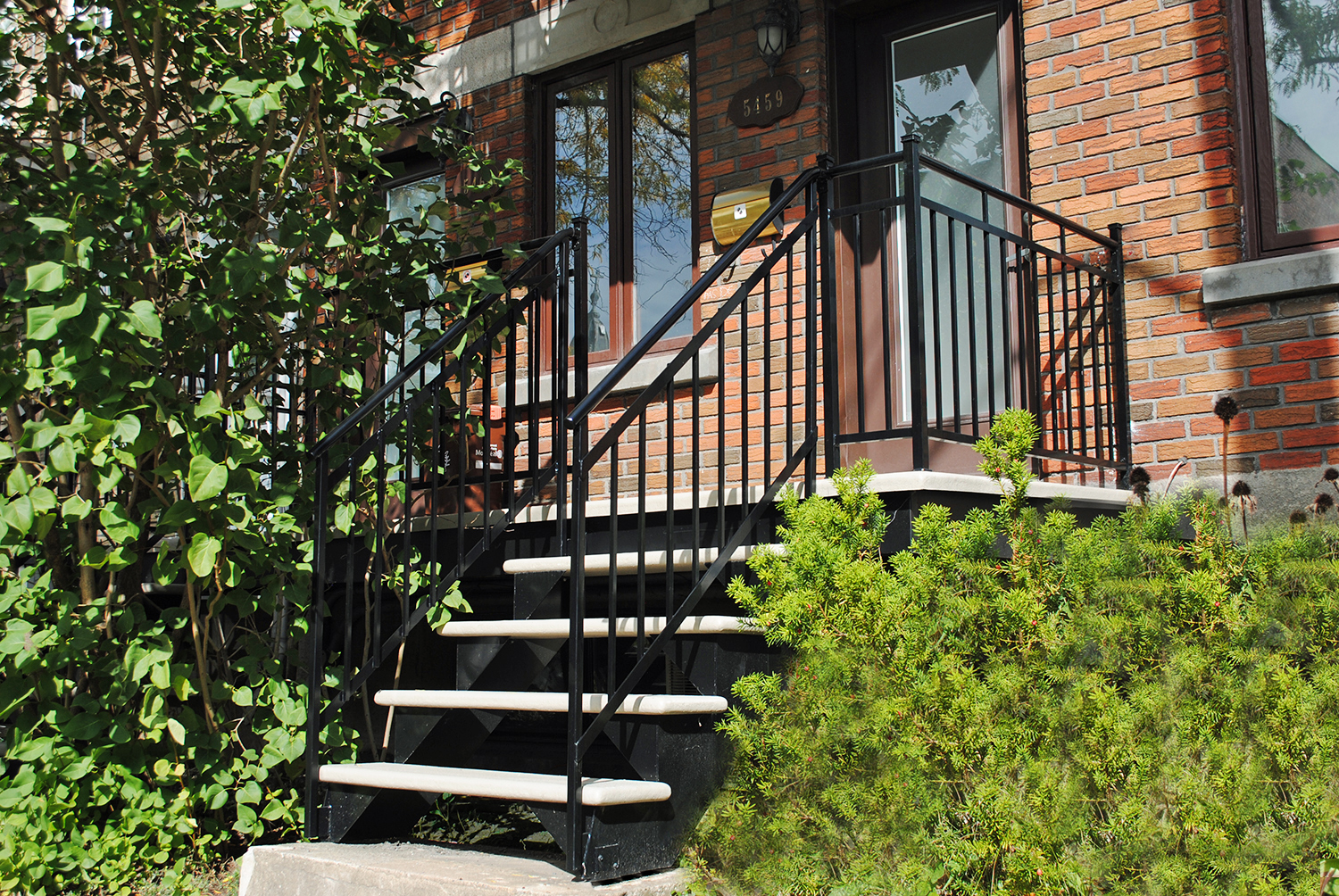 Vue d’un rez-de-chaussée avec escalier et balcon en bois et fibre de verre